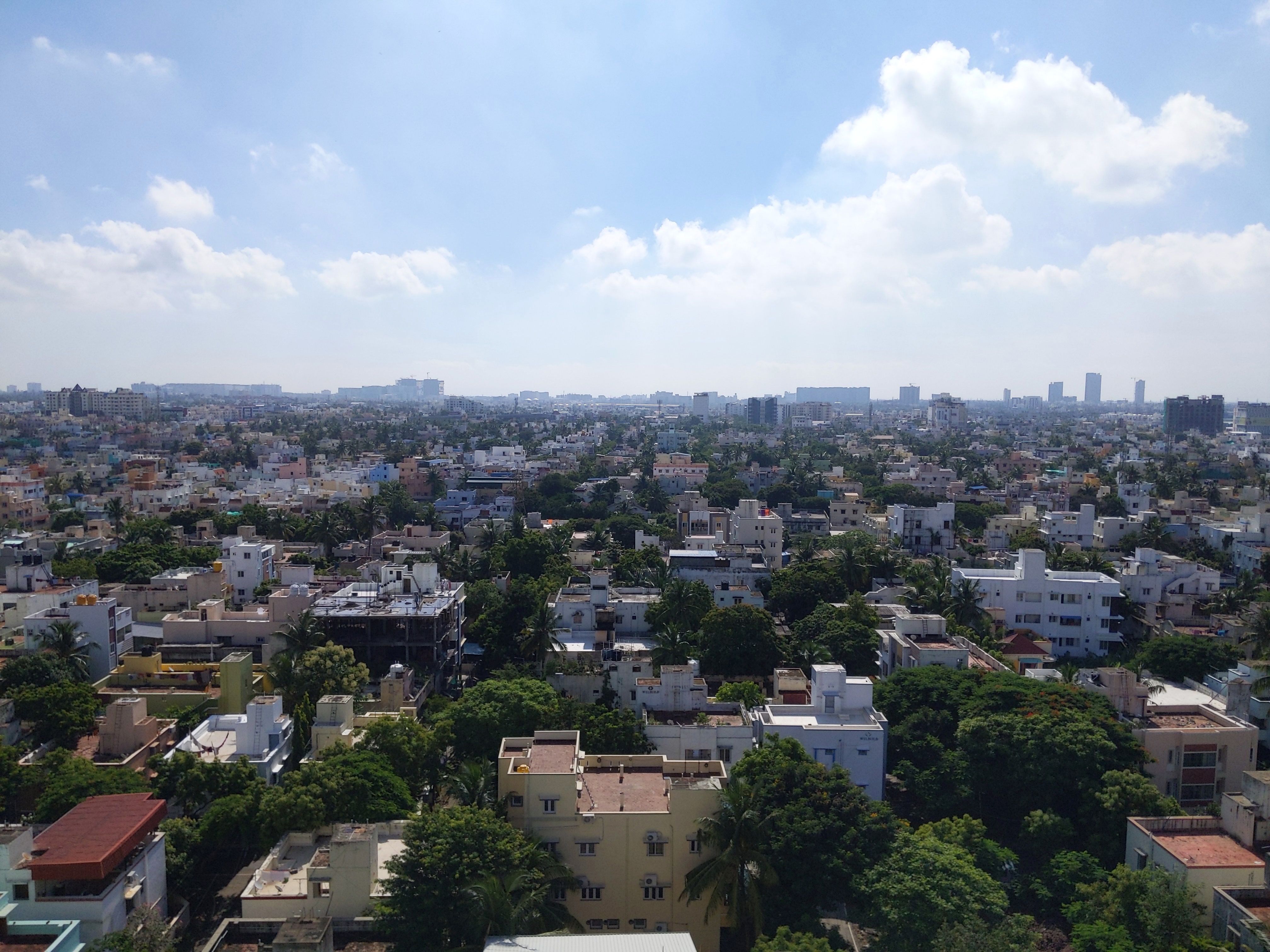 A fleet of packed houses in the city of Chennai